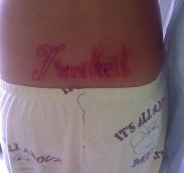 Lizeth nos muestra su piercing y su escarificación