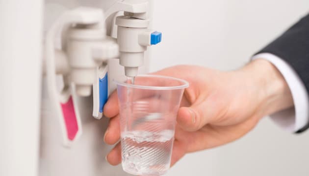 Según los expertos, beber simplmenete agua con azúcar sería tan efectivo como las bebidas energéticas