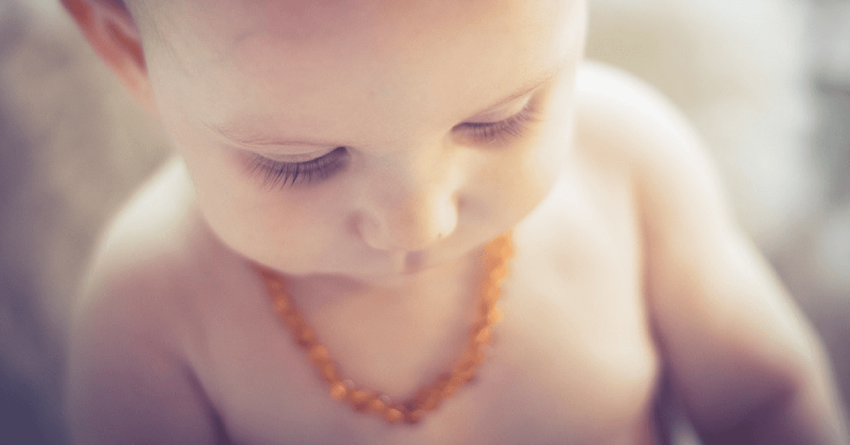¿Para qué sirve el collar de ámbar que muchas madres ponen en el cuello de sus bebés?