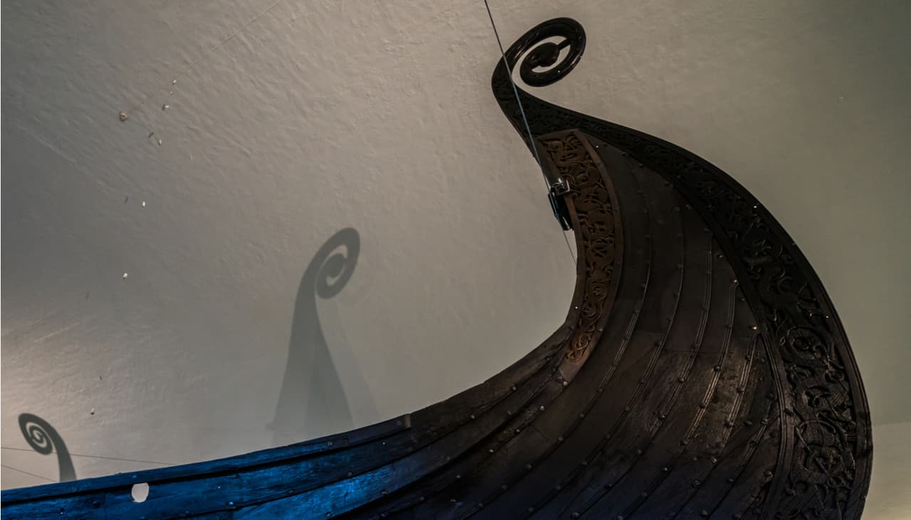 Los vikingos quemaban sus barcos y hacían sacrificios humanos en sus funerales, te contamos la razón