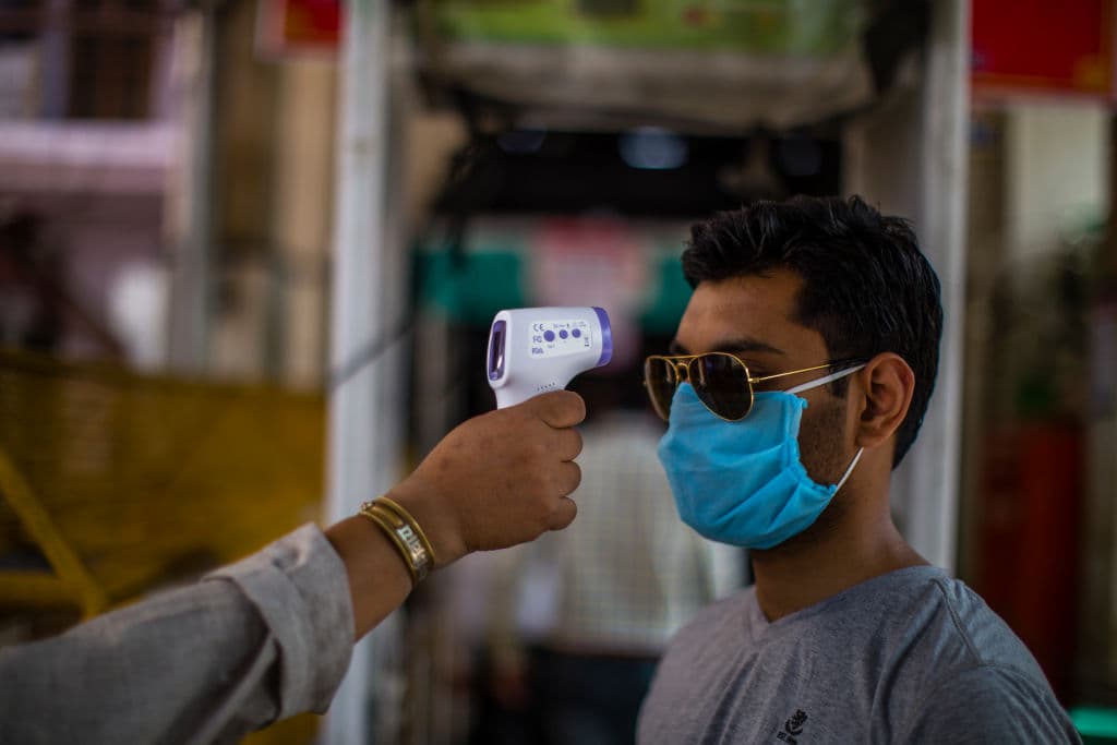 ¿Durante cuánto tiempo sigue vivo el coronavirus después de que un paciente estornuda o tose?