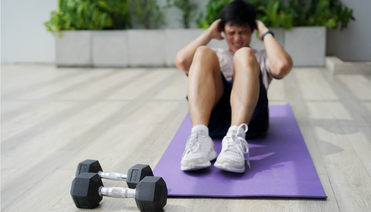 3 razones por las que no deberías hacer abdominales y el ejercicio perfecto para sustituirlas