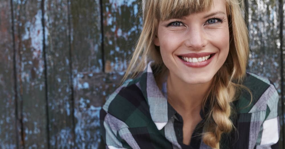 Trenzas de lado: el glamuroso peinado que te sacará de apuros durante esta cuarentena