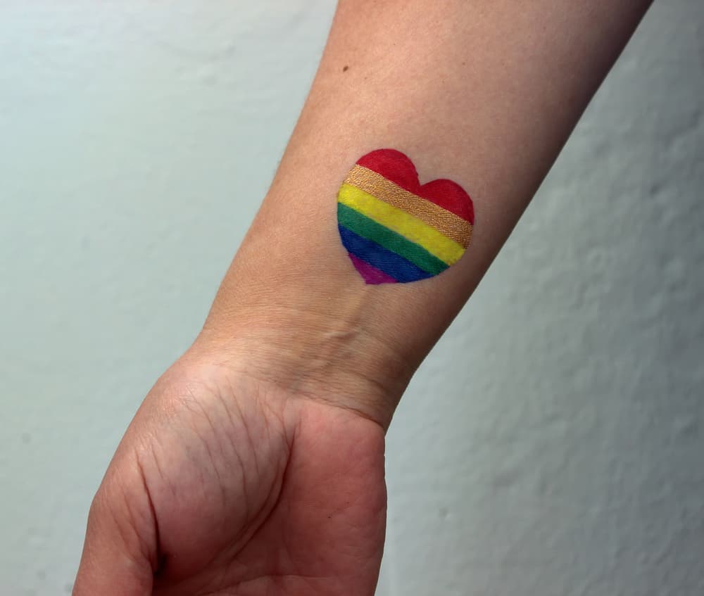 Tatuajes de arcoíris para las mujeres que siempre ven el lado positivo de la vida