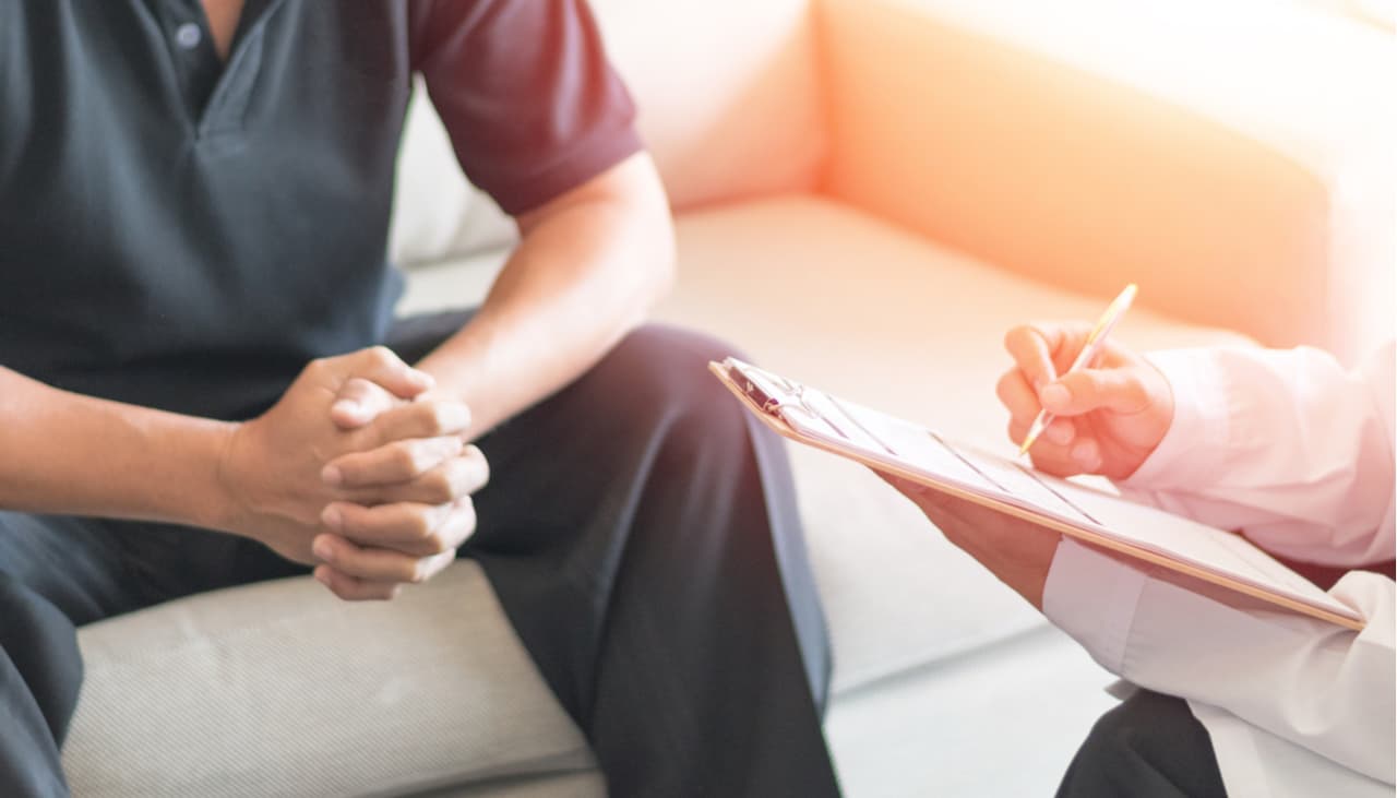 ¿Te tiemblan mucho las manos? Podría ser culpa de estos tres hábitos