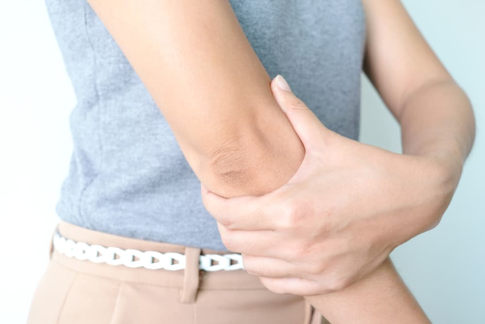 Bursitis, una inflamación que puede aparecer en codos, rodillas y pies: cómo tratarla