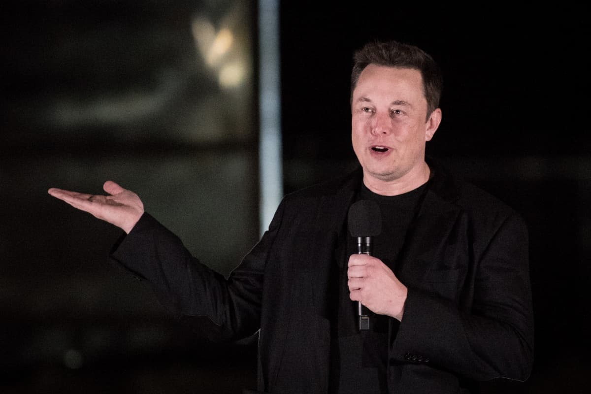 Elon Musk tiene un trabajo para ti, aunque no hayas terminado la prepa