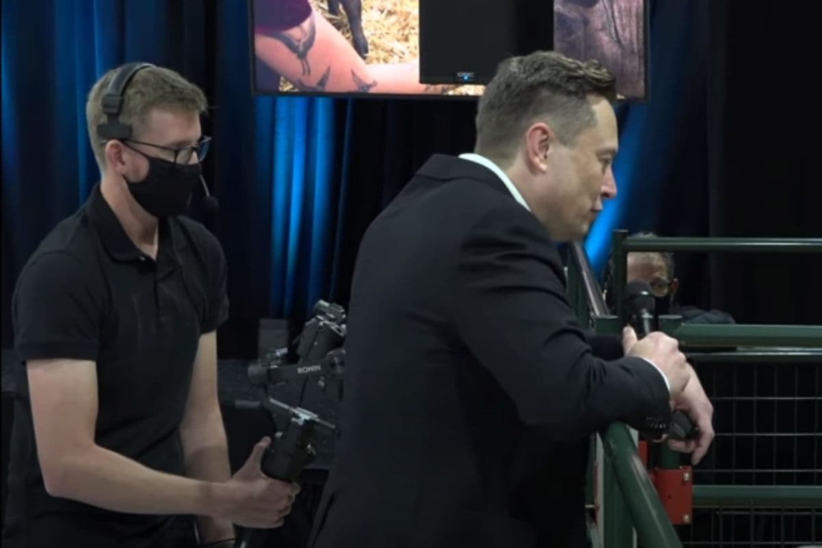 Elon Musk quiere volvernos cyborgs... pero su presentación no salió del todo bien