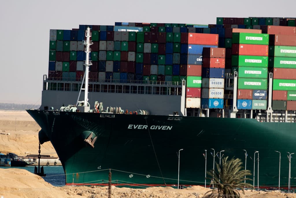 El buque Ever Given se pudo desencallar gracias a la Luna (no es broma): científicos explican