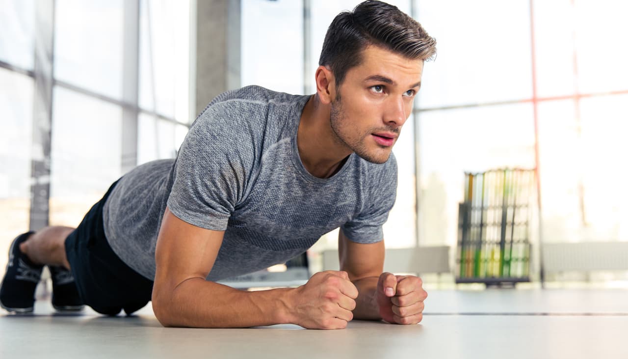 5 ejercicios eficaces para eliminar los rollitos laterales: todos se pueden hacer en casa