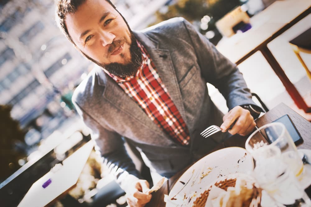 ¡Manten la calma! Comer deprisa puede dañar tu corazón, según expertos