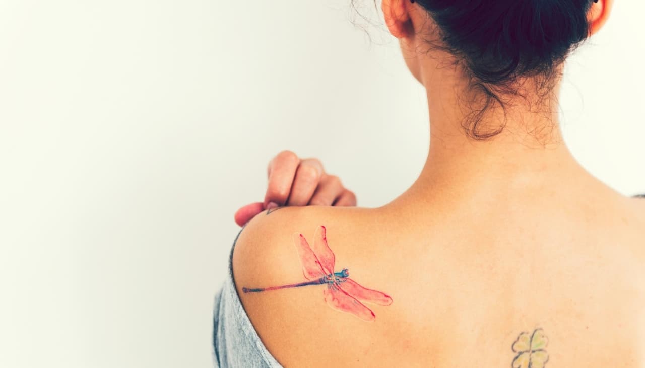 14 mini tatuajes llenos de color: son alegres y discretos al mismo tiempo