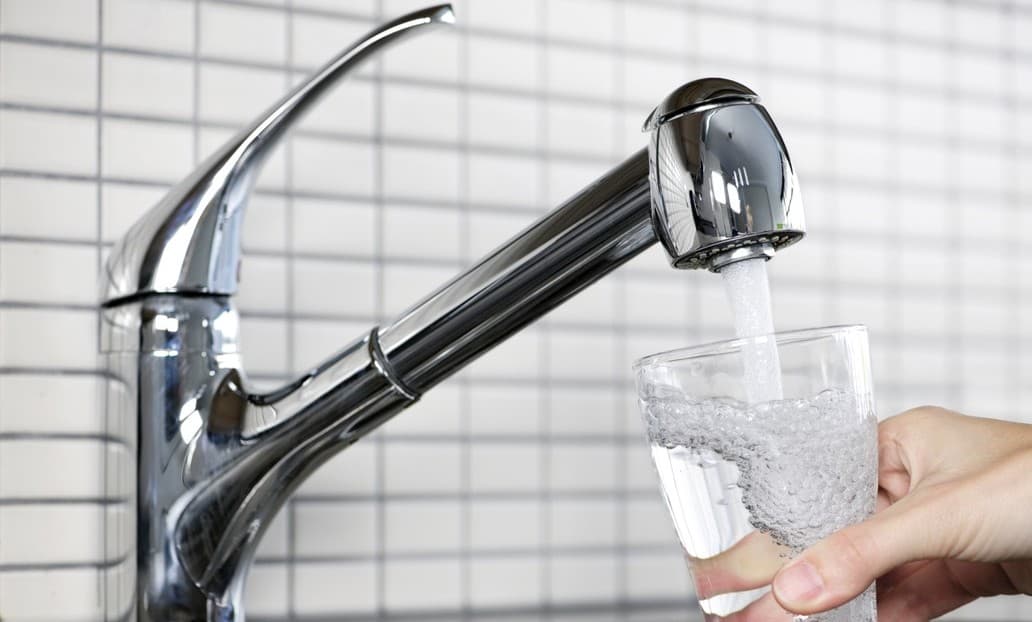 Agua embotellada VS Agua de grifo: ¿Cuál es mejor?