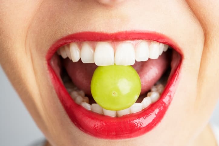 5 alimentos que blanquearán tus dientes de manera natural: dile adiós al color amarillo