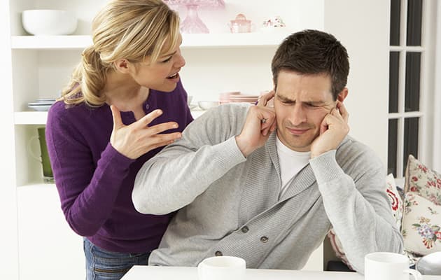 ¿Por qué no se supone que no debemos poner los codos en la mesa?