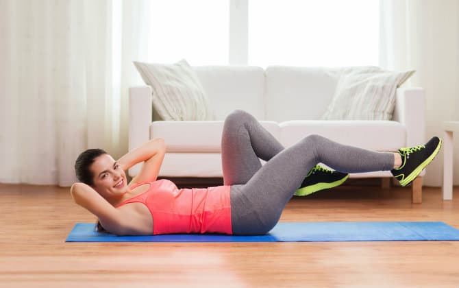 6 ejercicios para aplanar el abdomen que podés hacer mientras mirás Netflix