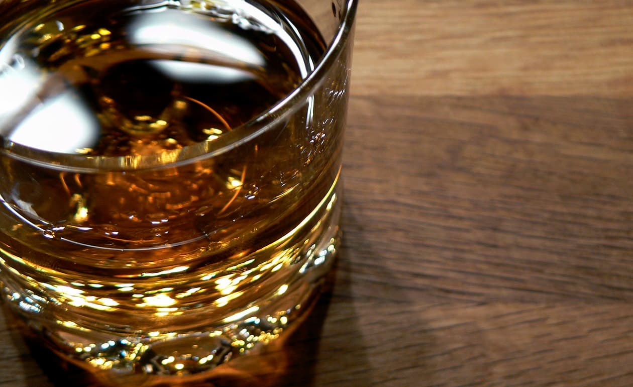 Gesto a la corona: Trump elimina aranceles al whisky escocés y bourbon en honor al rey Carlos III