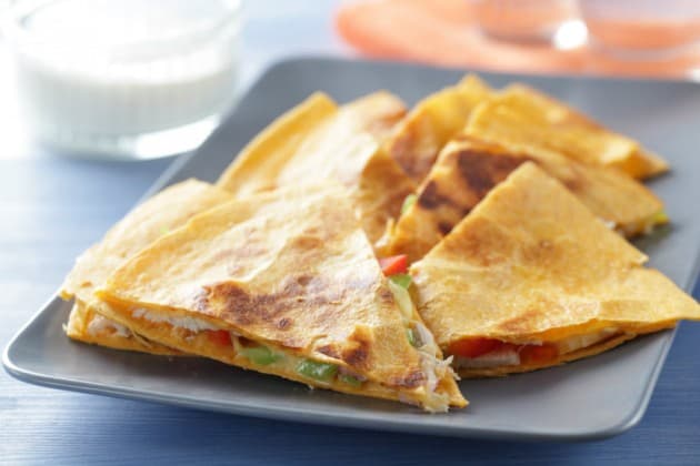 Sorprende a todos con unas quesadillas de pollo a la griega ¡Su sabor les encantará!