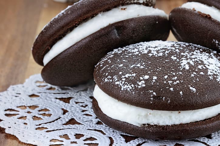 Alfajores de chocolate con relleno de malvaviscos