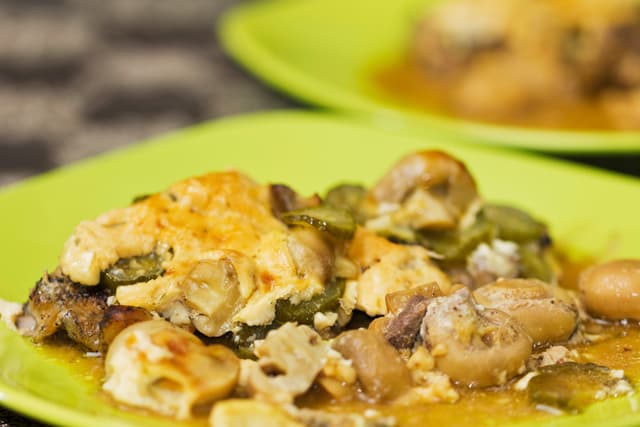 Pollo con salsa de champiñones