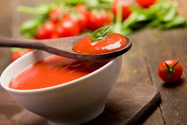 Todos deberíamos conocer esta receta rápida de salsa de tomate con solo 5 ingredientes