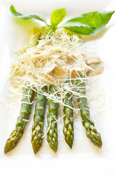 Espárragos con queso parmesano y semillas de sésamo