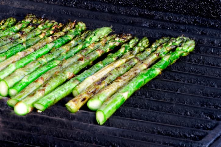 Espárragos balsámicos a la parrilla