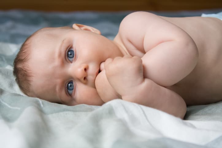 El bebé debe dormir en el cuarto de los padres durante el primer año (pero no donde piensas)