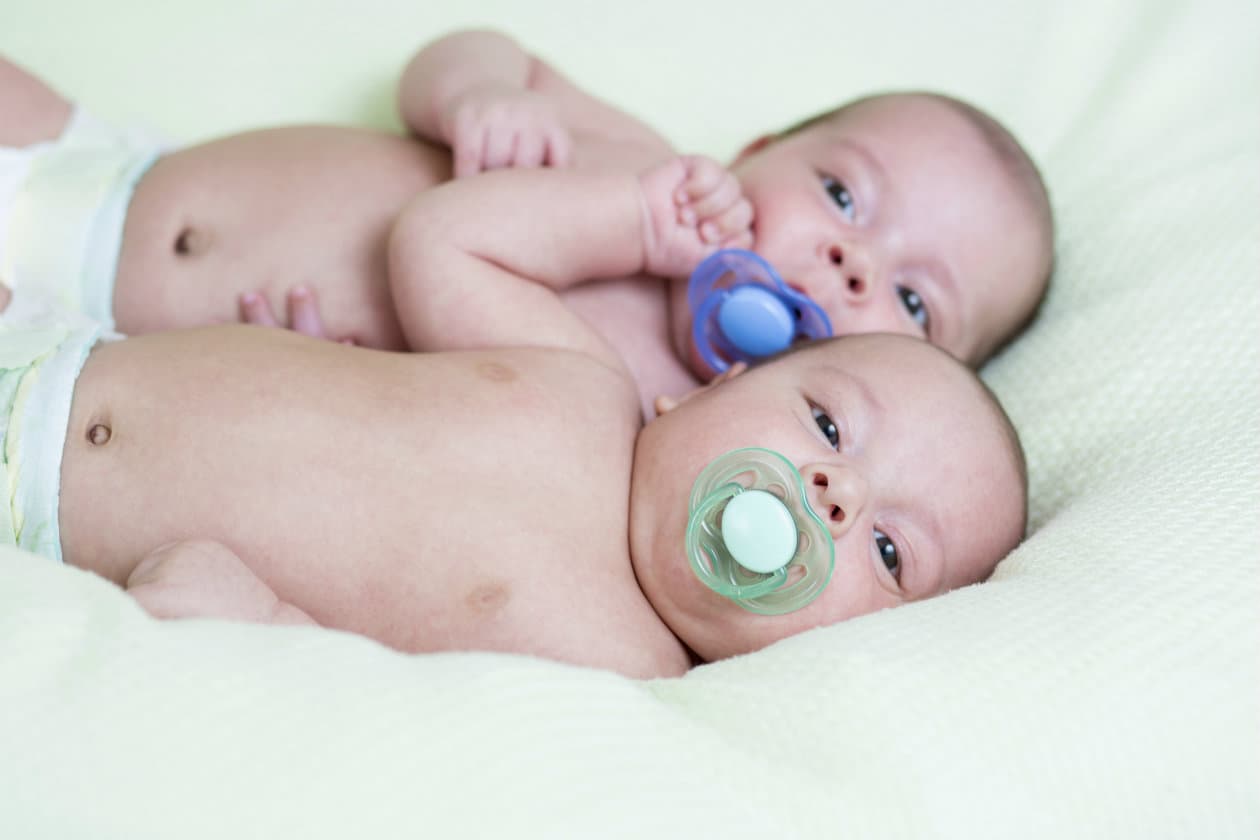 ¿Tienes mellizos? Así es como debes darles el pecho
