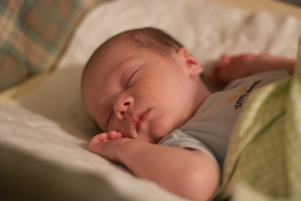 Muerte súbita en bebés: la posición que los pediatras recomiendan para prevenirla