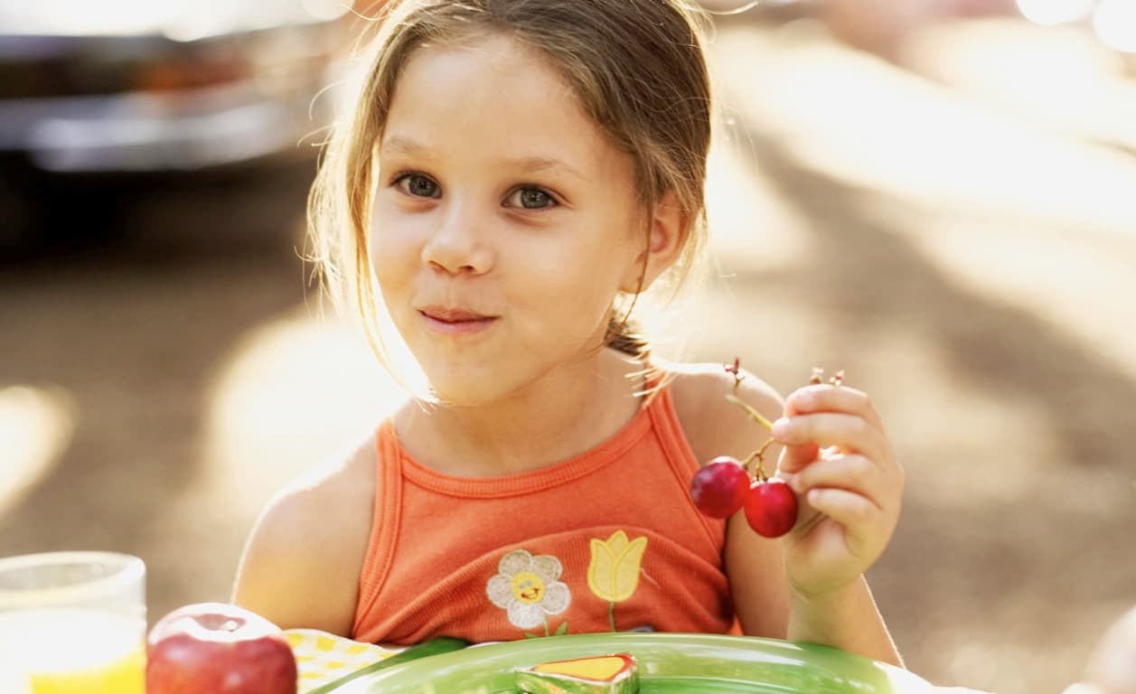Consejos para enseñarle a los niños a comportarse en la mesa