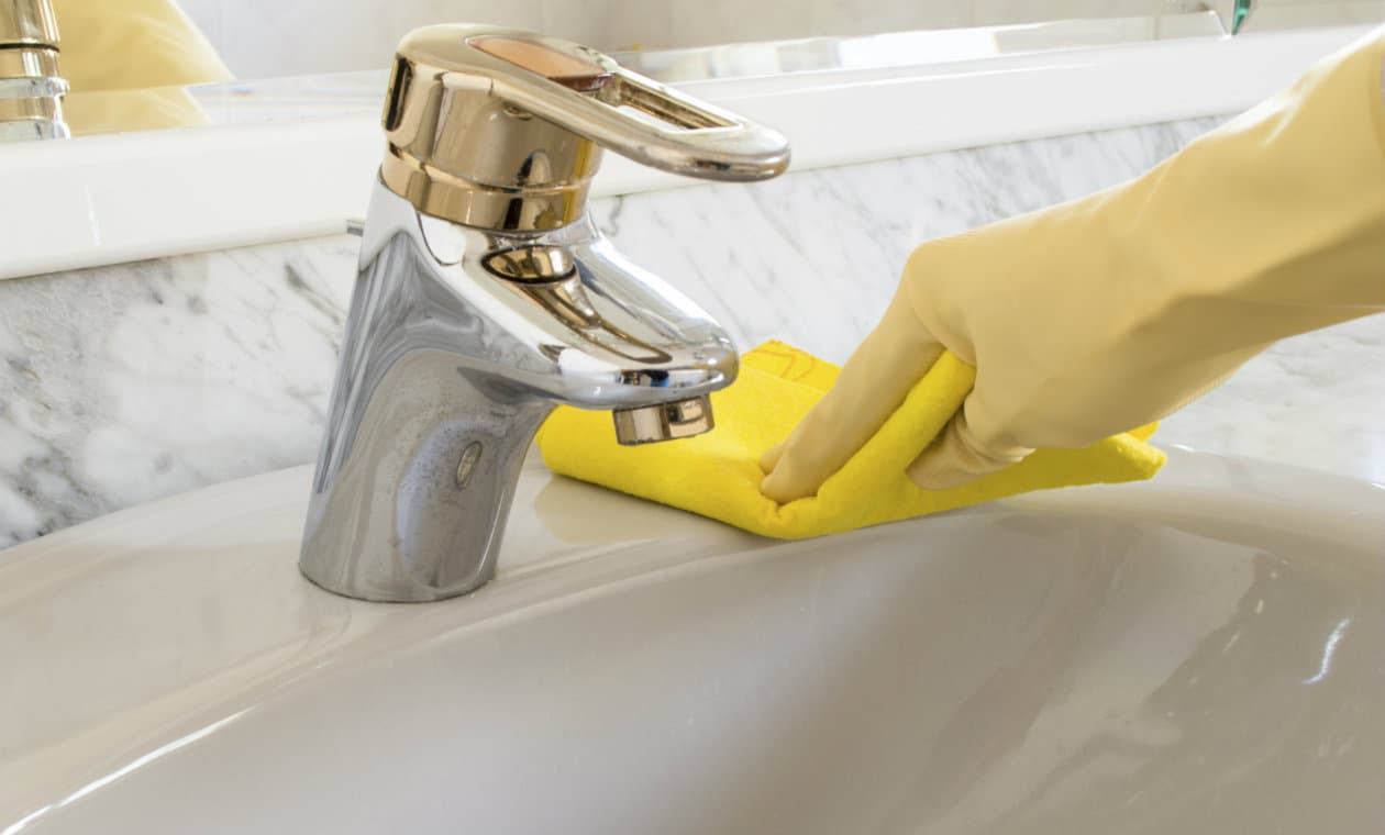 7 errores que deberías evitar al limpiar el baño y la cocina