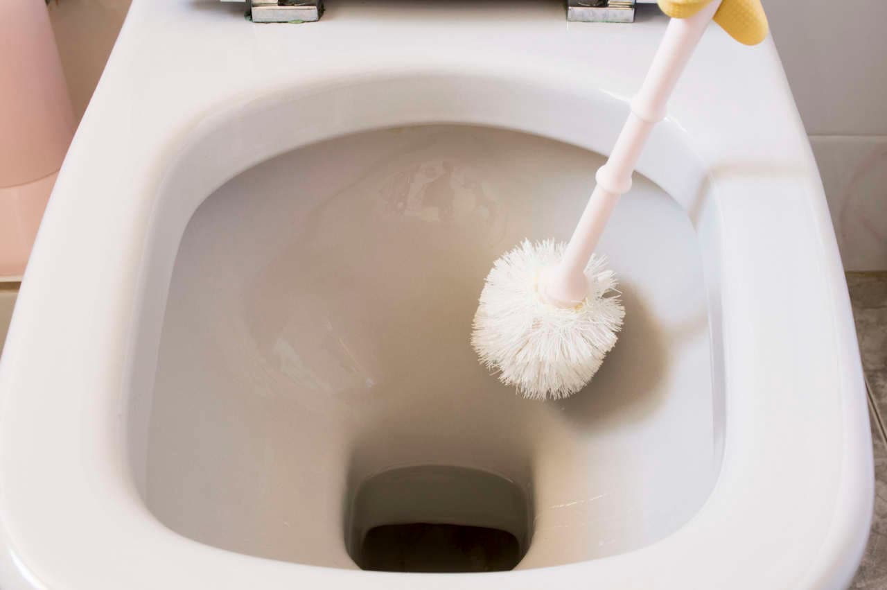 Elimina las manchas del inodoro