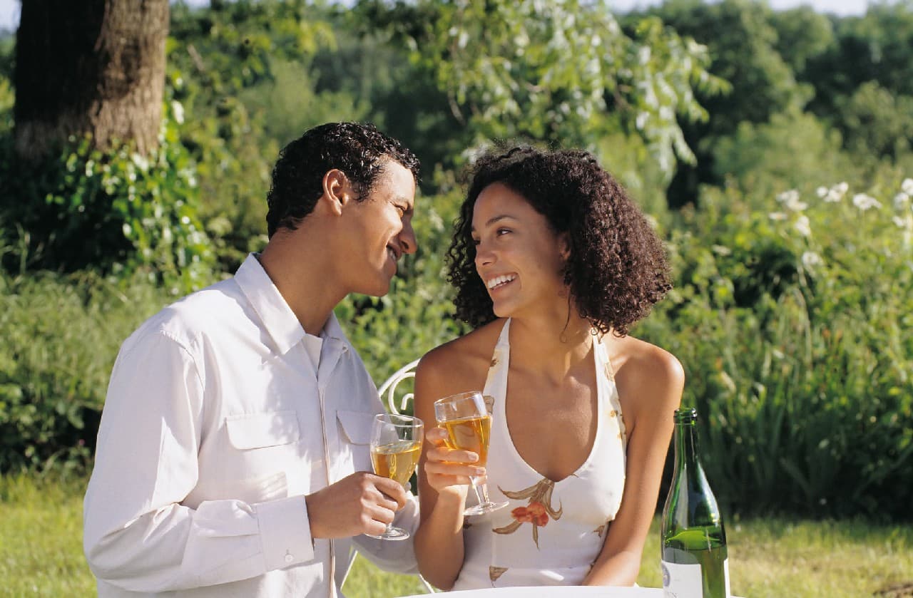 7 formas en las que un hombre seduce sutilmente y tú no te dabas cuenta