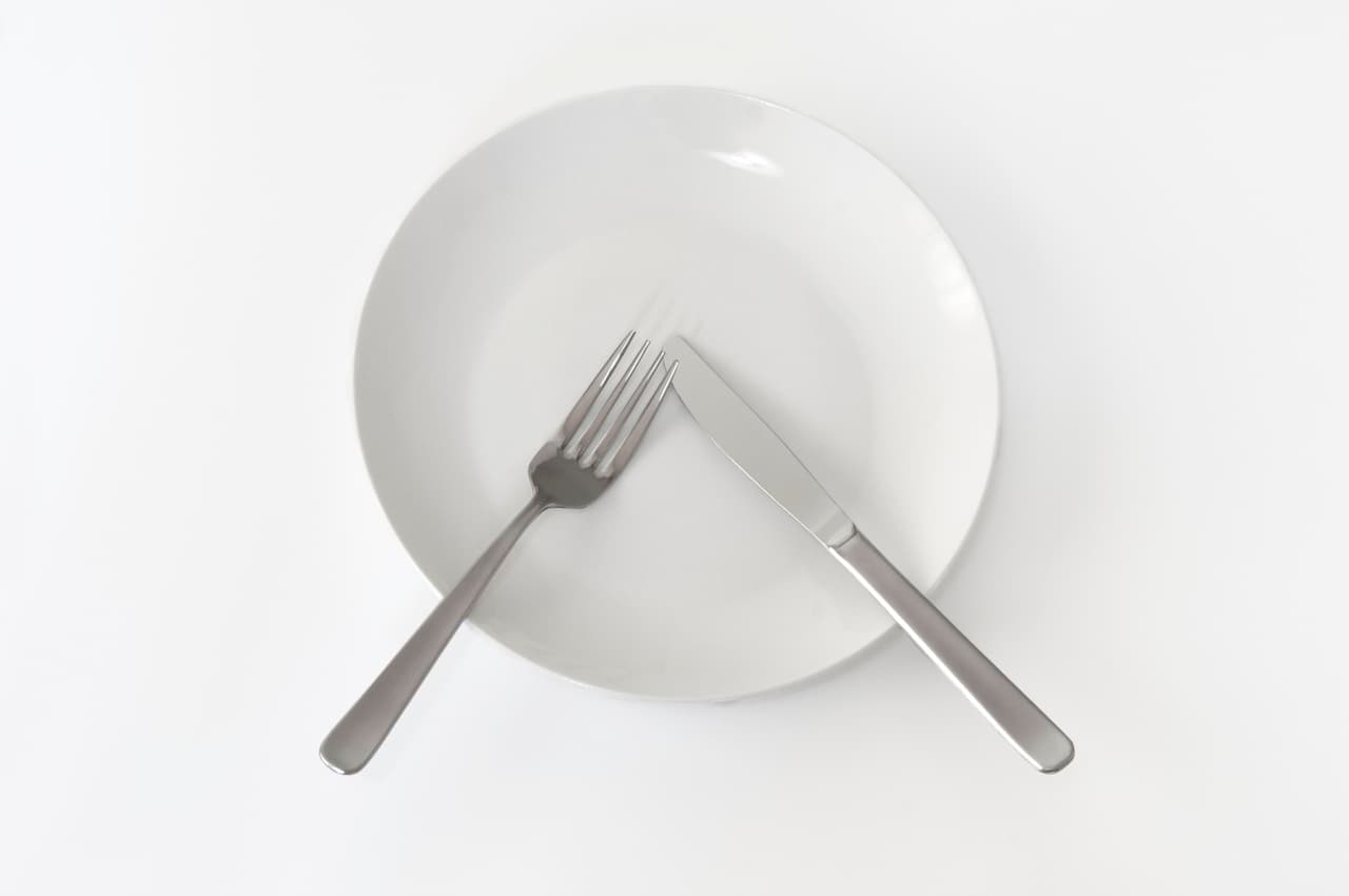 Dime cómo colocas tus cubiertos después de comer y te diré lo que significa