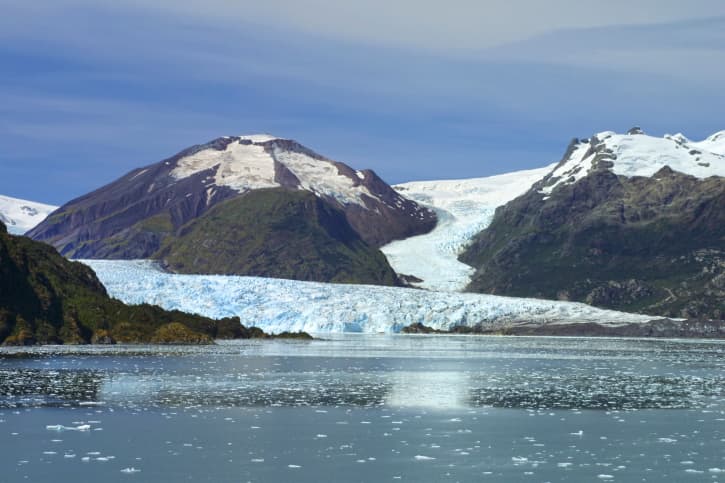 Cruceros por el frío paisaje del sur chileno