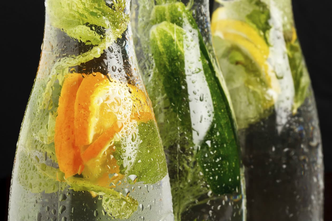 Cómo preparar agua desintoxicante