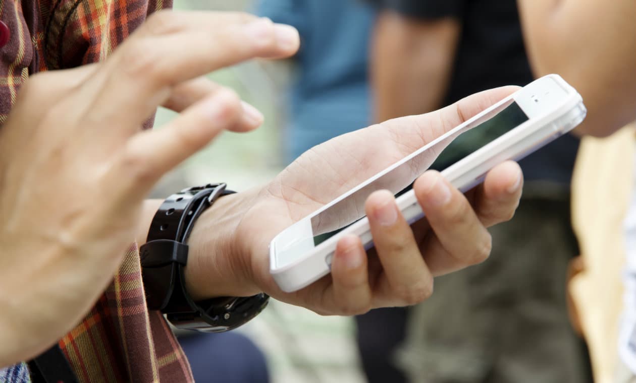 6 malos hábitos que todas tenemos al usar el celular