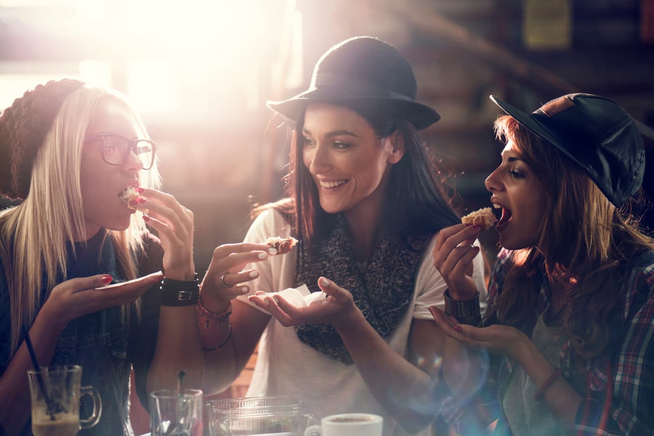 Tu amiga y tú dicen lo mismo a la vez por esta espléndida razón (y no es telepatía)