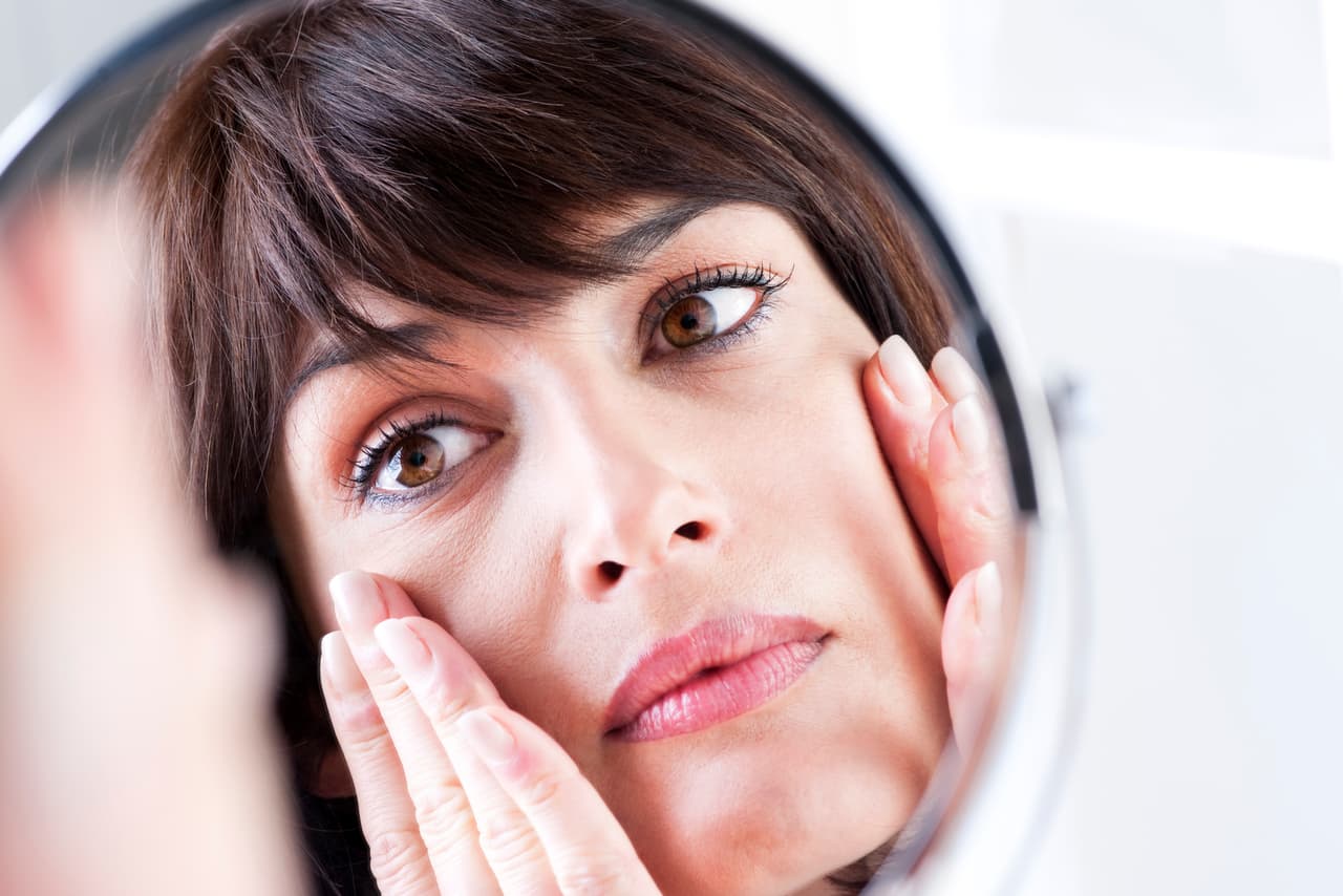 Si te molestan las pequeñas arrugas en tu rostro ¡haz esto!