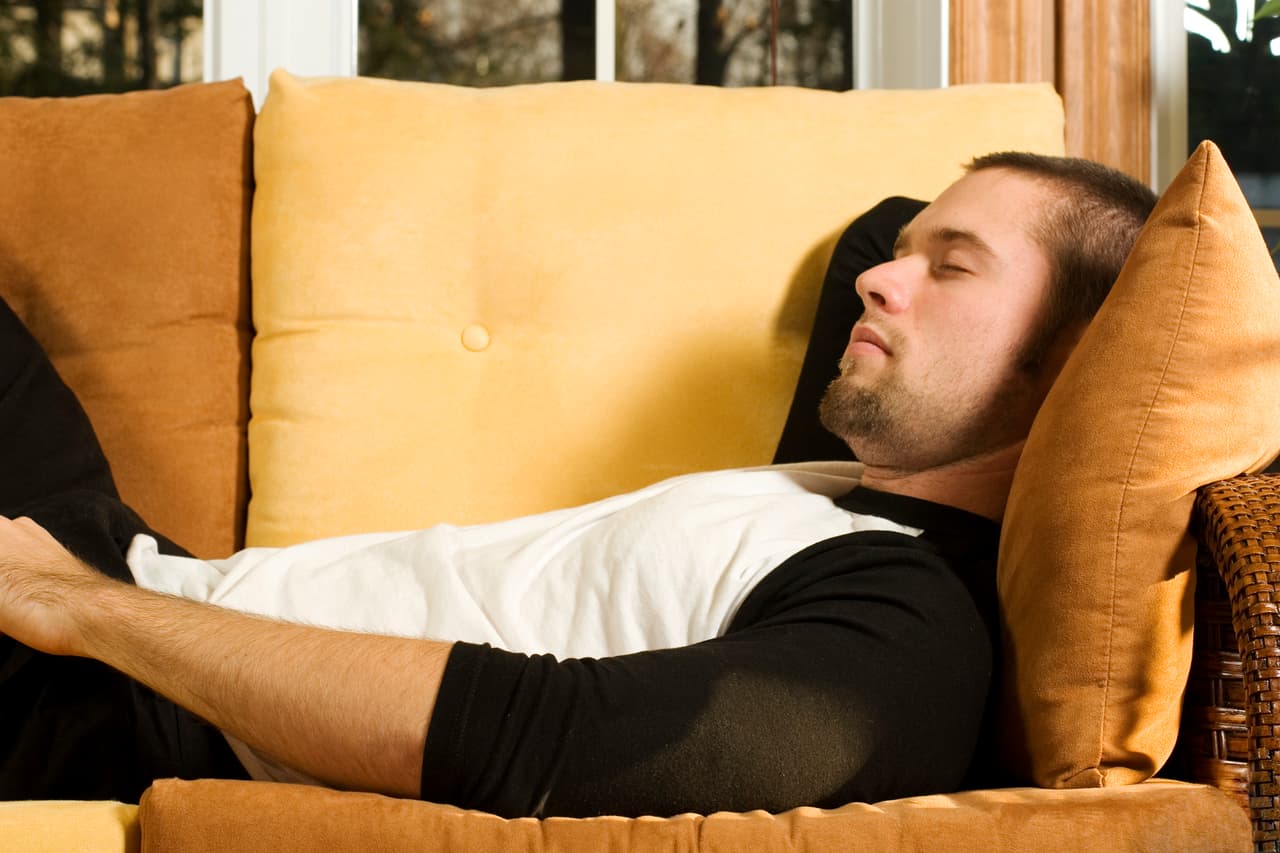 Si duermes mucho es por culpa de tus genes y no por flojera: la ciencia lo explica