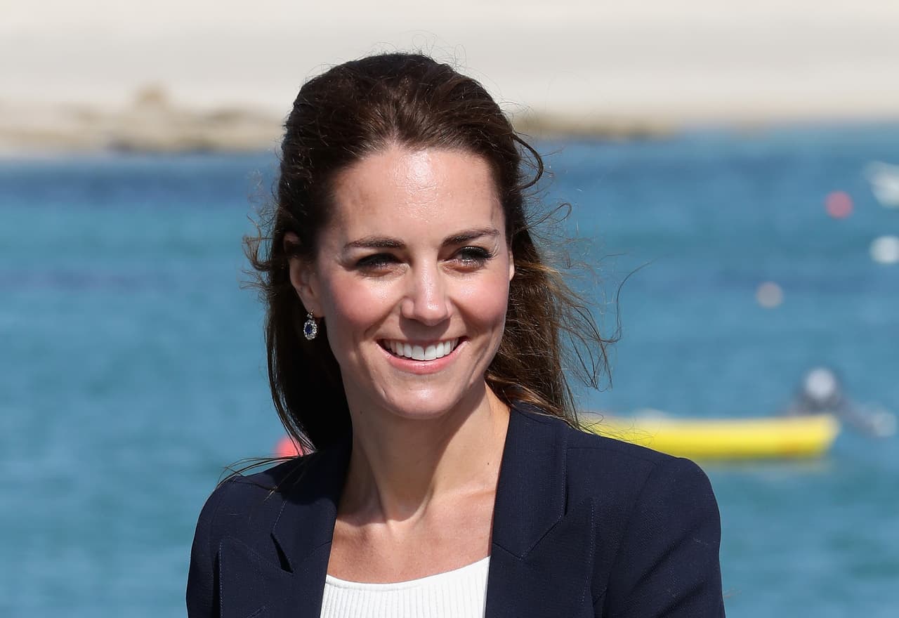 Kate Middleton nos mostró que una blusa blanca es una prenda clave en tu clóset: 11 looks