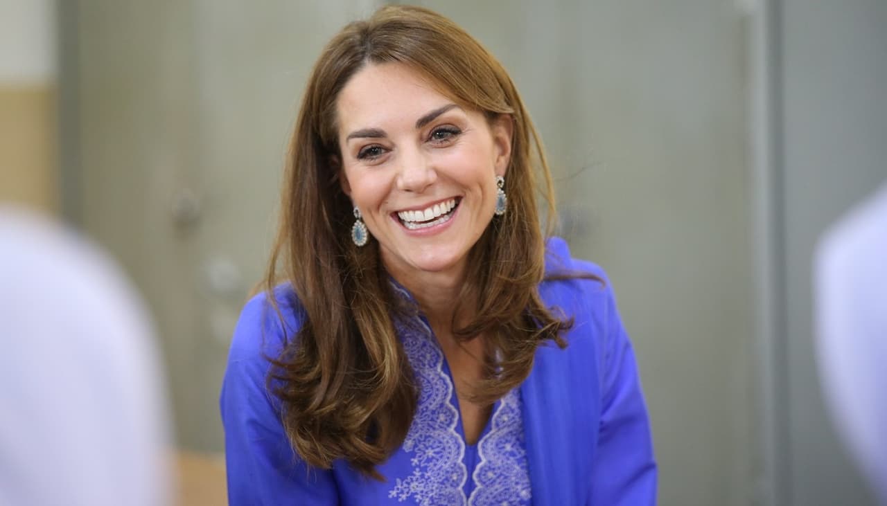 Kate Middleton mostró cómo incluir unos tenis blancos en tu outfit sin que pierda elegancia