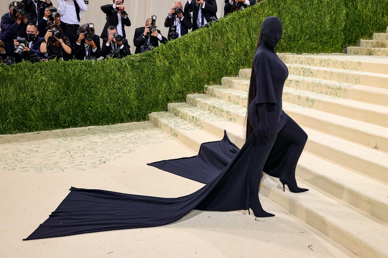 Sin embargo, fue Kim Kardashian la que sorprendió al desfilar por la alfombra roja de la
<a href="https://www.univision.com/famosos/kim-kardashian-vestido-met-gala-2021-disenador-demna-gvasalia">Met Gala 2021 con un atuendo completamente negro</a>.