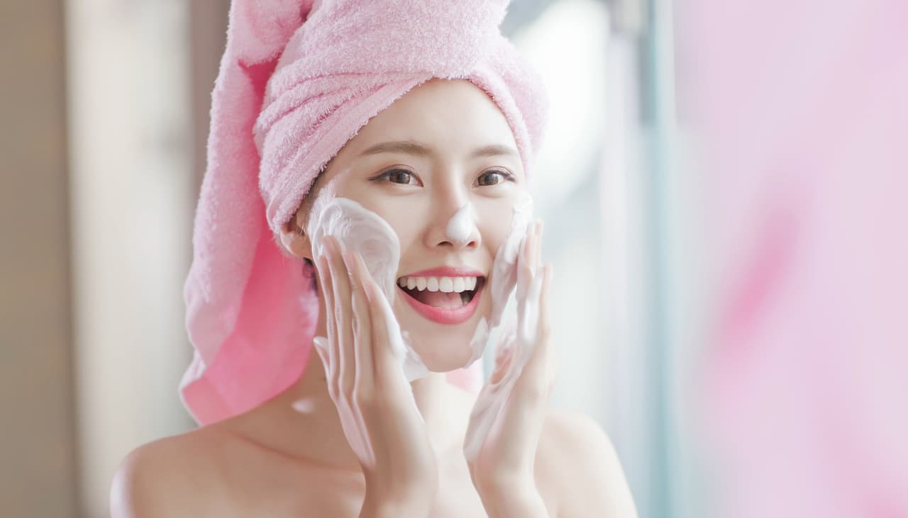 ¿Te salen granitos en la cara aunque la lavas a diario? Puede ser tu esponja: 6 errores que cometemos