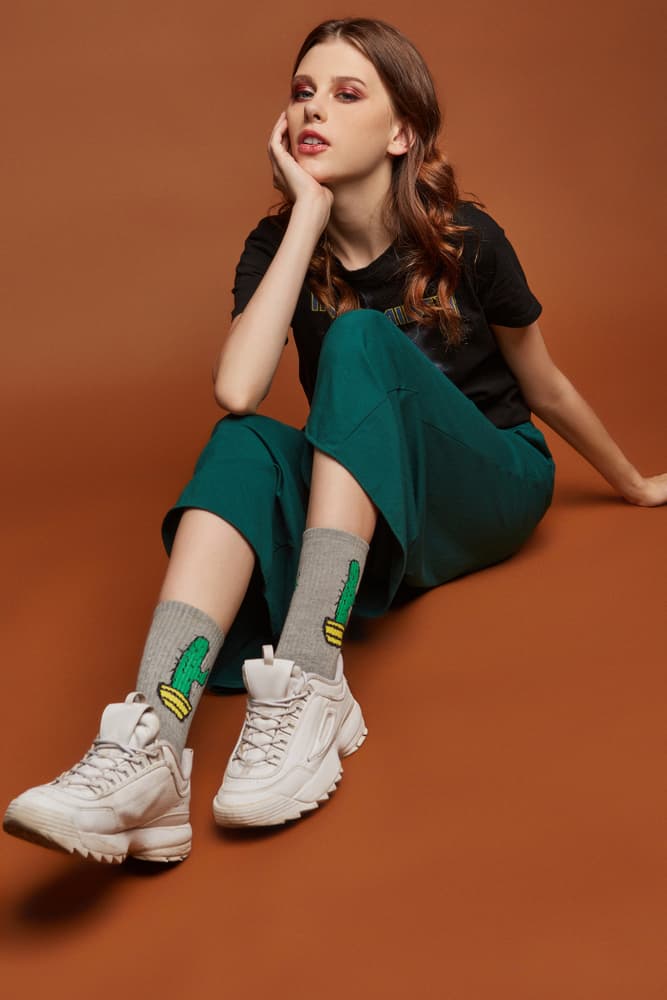 Los tenis con calcetas largas está arrasando en el street style: fotos para inspirarte