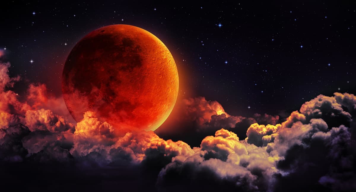 Octubre nos regalará una Luna de Sangre y lluvia de estrellas: te decimos cuándo y cómo verlas