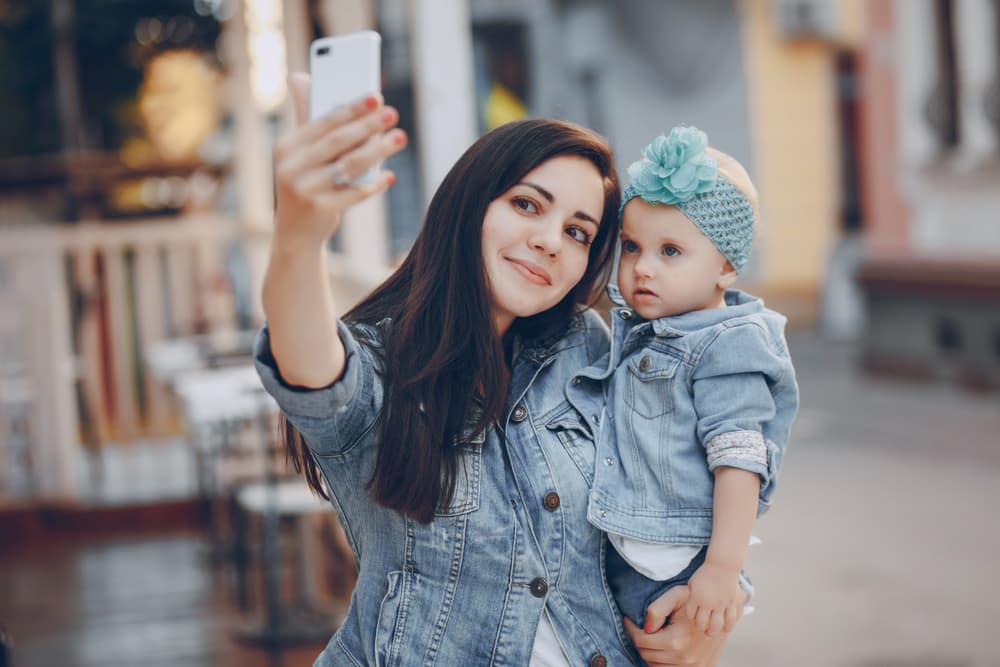 Tu bebé podría nacer con los ojos claros aunque tú los tengas cafés, un experto explica por qué