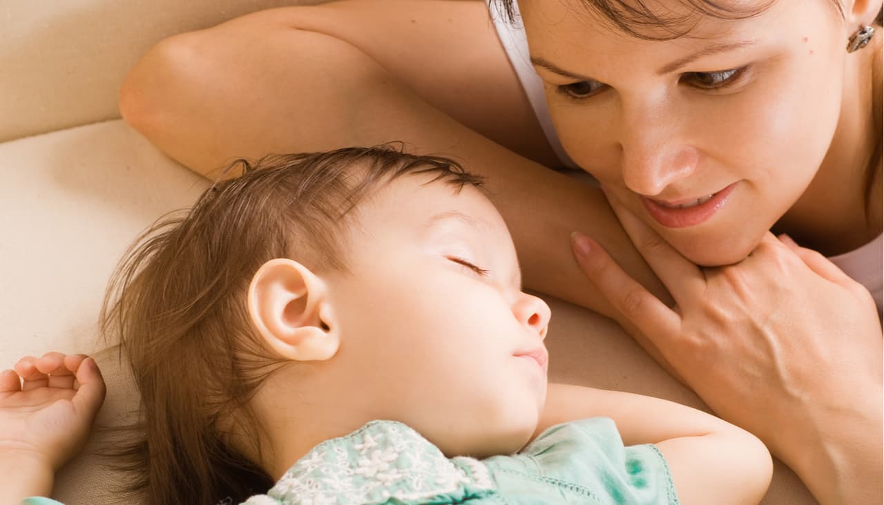 Impedir que tu hijo tome siestas en la tarde no ayuda a que duerma mejor: experta explica