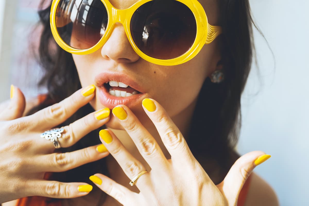 El sol en tus uñas: la manicura amarilla será el must de primavera y las famosas ya la llevan